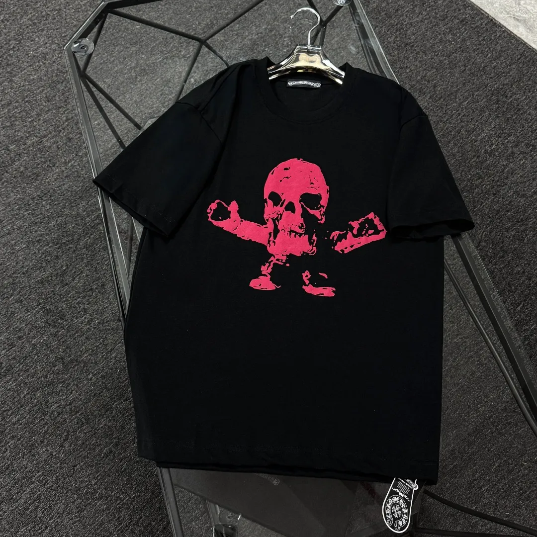 P170 Chrome Hearts Chrome Hearts 25 high version. The fabric is made of 300 grams of high-density pure cotton. It does not deform or shrink. It has three labels. It is the same style for men and women. Technology: suede foam printing. Color: white, black. SIZE: S-XL.